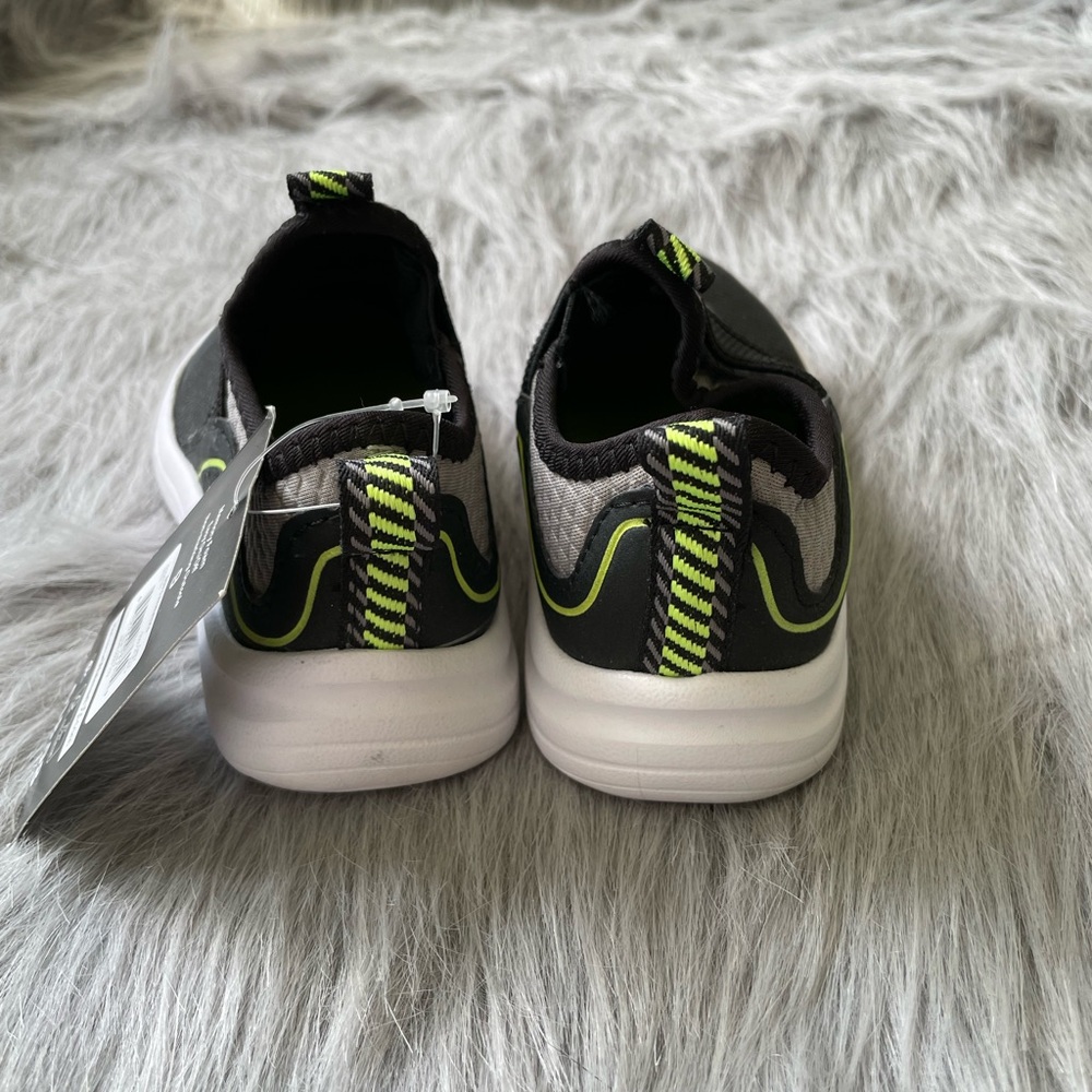 NWT Boys ATHLETICS WORKS Slip On Athletics sneakers. Size 9 - Picture 4 of 6